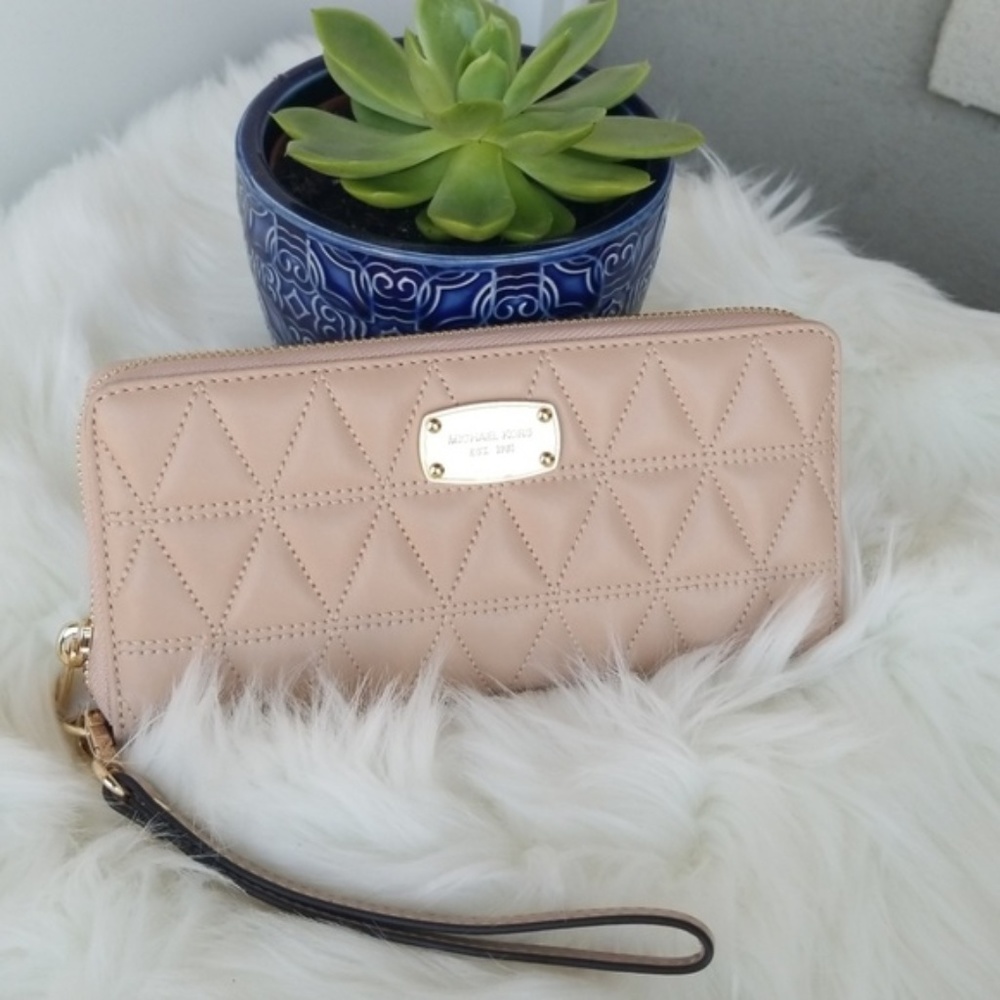 Michael Kors Quilted Cream Pink Wristlet wallet